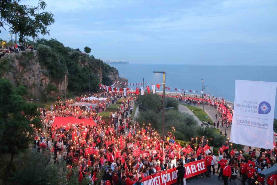 Antalya’da 400 Metrelik Dev Türk Bayrağı Açıldı, Görsel Şölen Oluştu