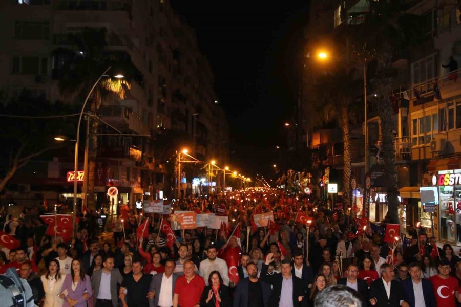 Antalya’da 400 Metrelik Dev Türk Bayrağı Açıldı, Görsel Şölen Oluştu