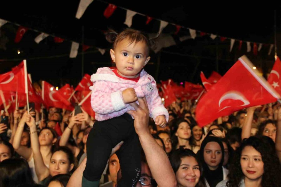 Antalya’da 400 Metrelik Dev Türk Bayrağı Açıldı, Görsel Şölen Oluştu