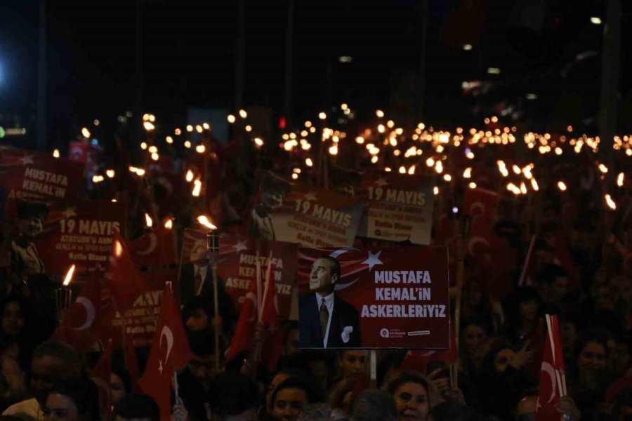 Antalya’da 400 Metrelik Dev Türk Bayrağı Açıldı, Görsel Şölen Oluştu