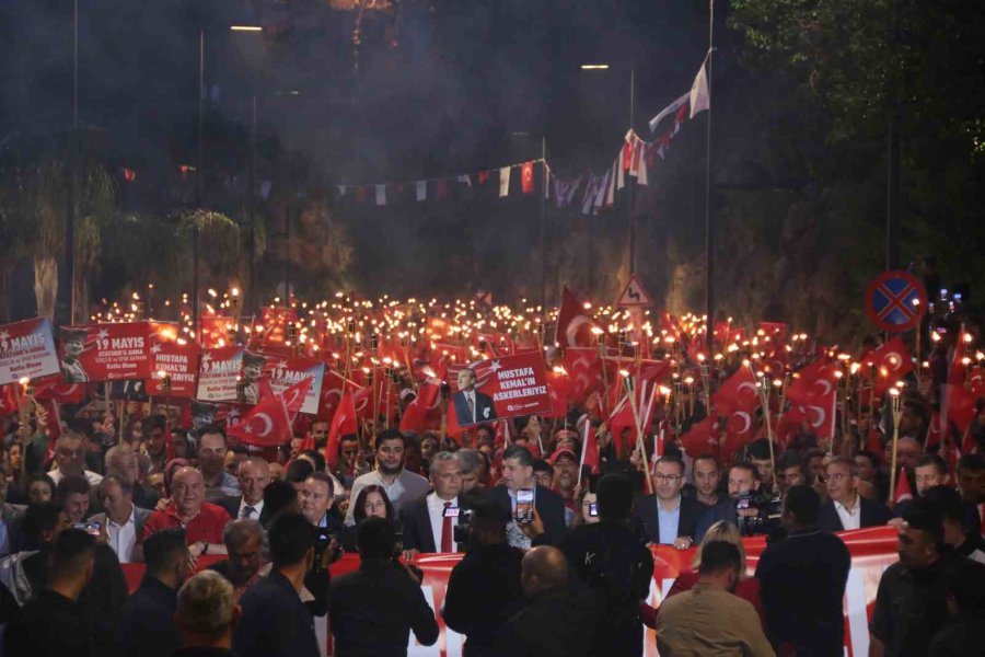 Antalya’da 400 Metrelik Dev Türk Bayrağı Açıldı, Görsel Şölen Oluştu