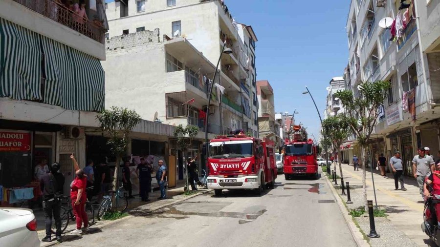 Binalardan Tek Katlı Binanın Üzerine Atılan Çöpler İkinci Kez Yangın Çıkardı