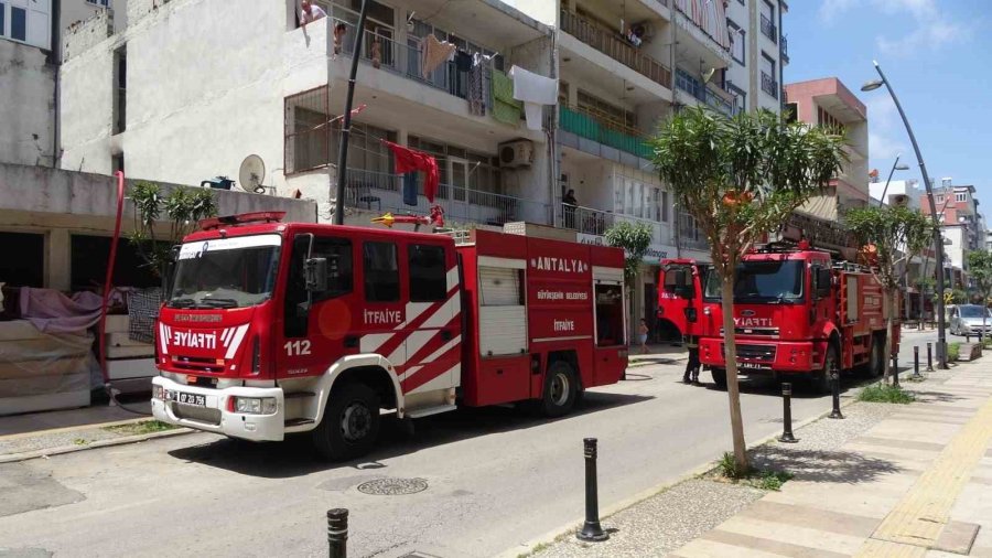 Binalardan Tek Katlı Binanın Üzerine Atılan Çöpler İkinci Kez Yangın Çıkardı