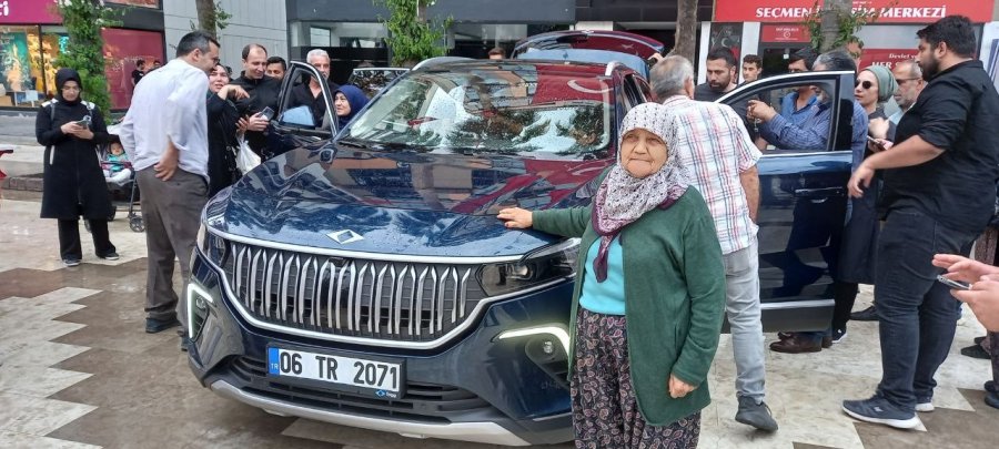 Togg’u Görünce Gözyaşlarına Boğulan Zülfiye Nine O Anları Anlattı: "tayyip Oğlum Biz Senin Sayende Neler Yaşıyoruz"