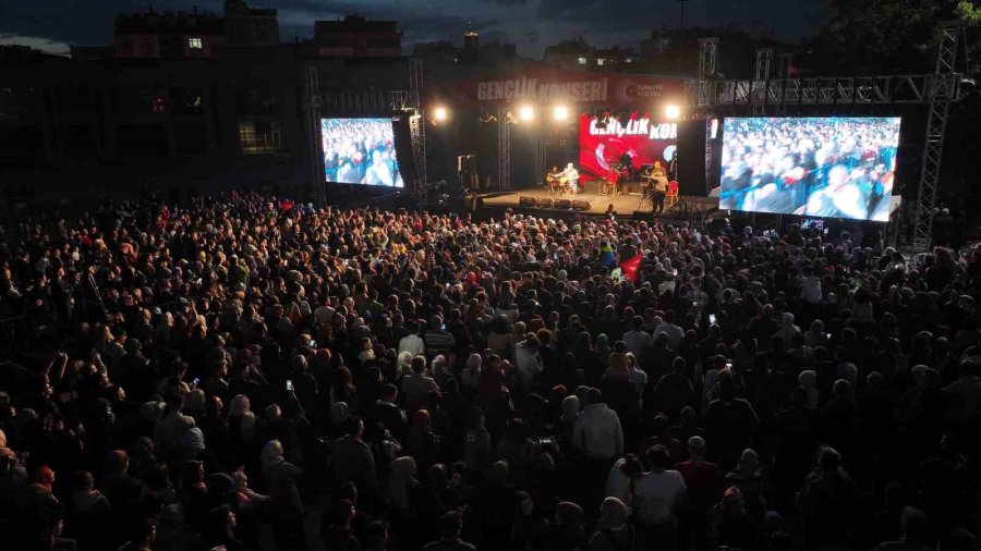 Başkan Altay, Uğur Işılak Konserinde Konyalıların Coşkusuna Ortak Oldu