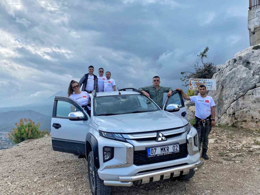 Antalya’da 100 Metrelik Uçurumda Türk Bayrağı Astılar