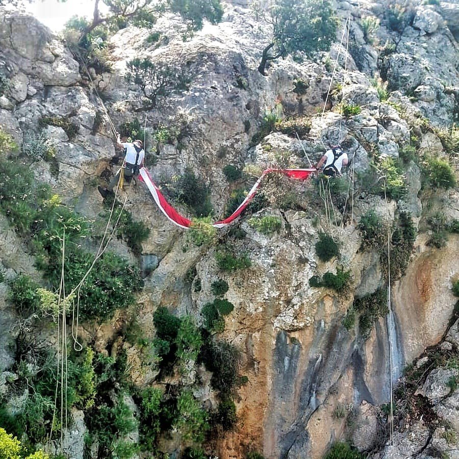 Antalya’da 100 Metrelik Uçurumda Türk Bayrağı Astılar