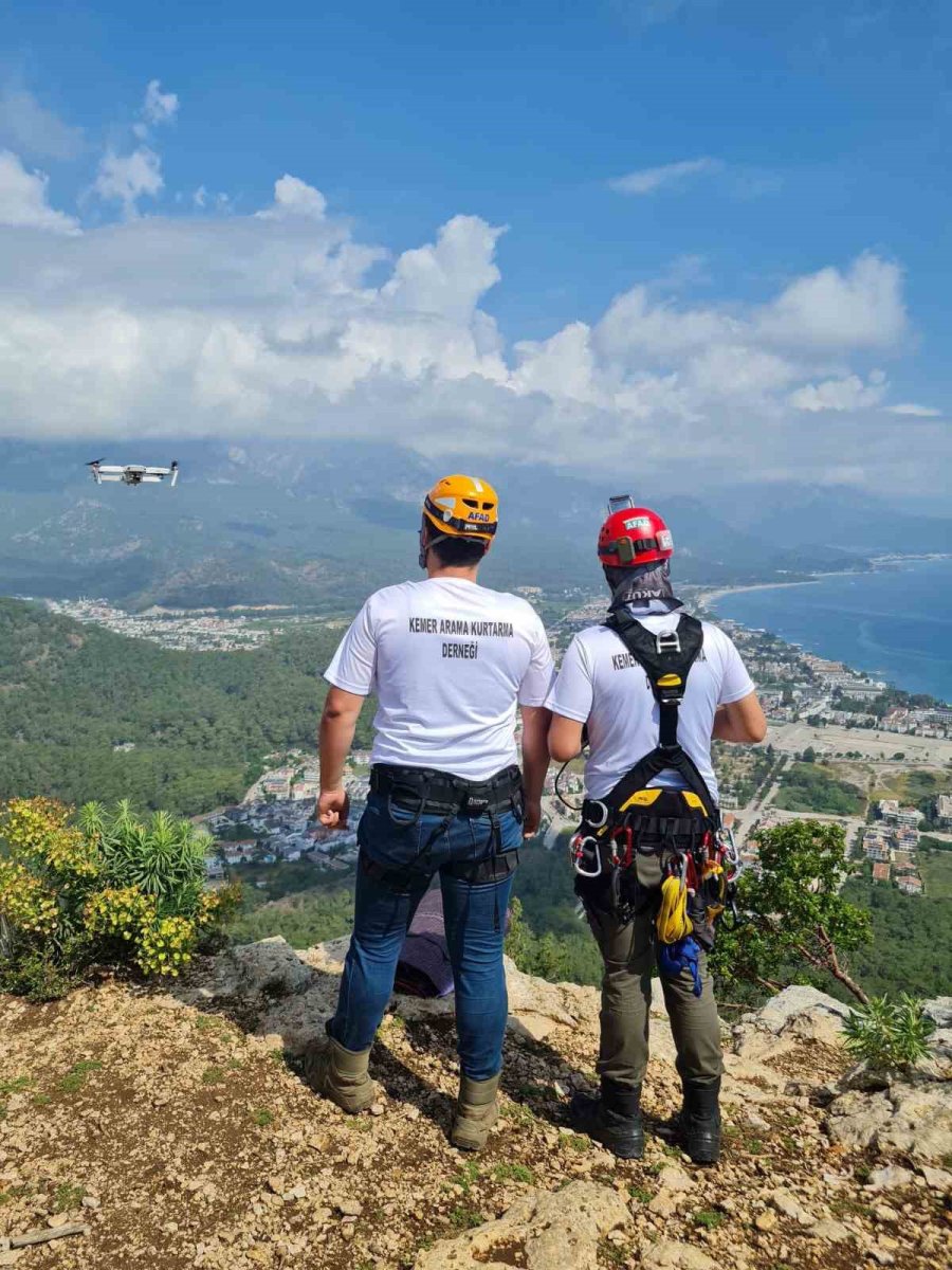 Antalya’da 100 Metrelik Uçurumda Türk Bayrağı Astılar