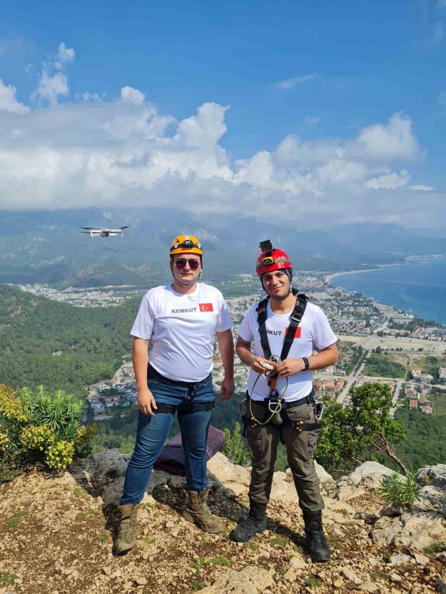 Antalya’da 100 Metrelik Uçurumda Türk Bayrağı Astılar