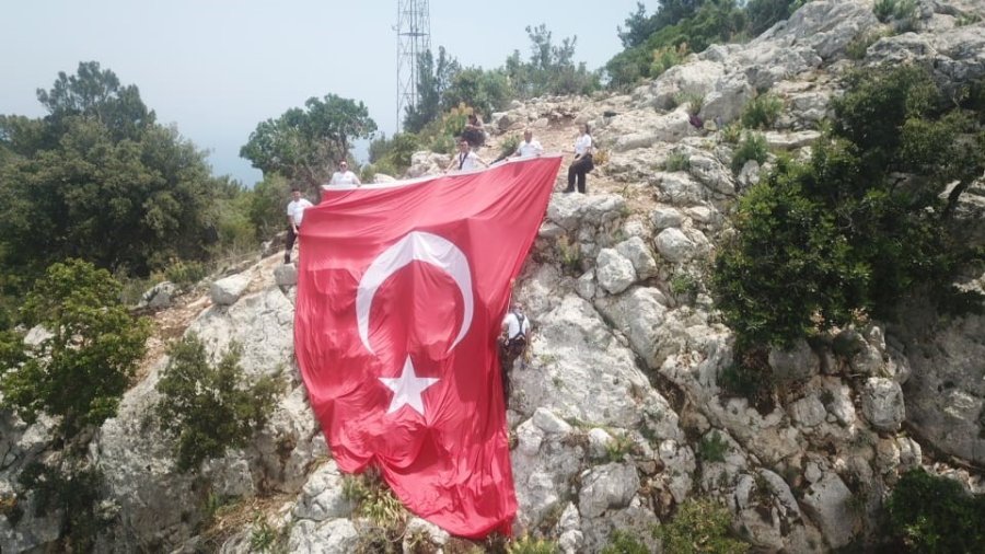 Antalya’da 100 Metrelik Uçurumda Türk Bayrağı Astılar