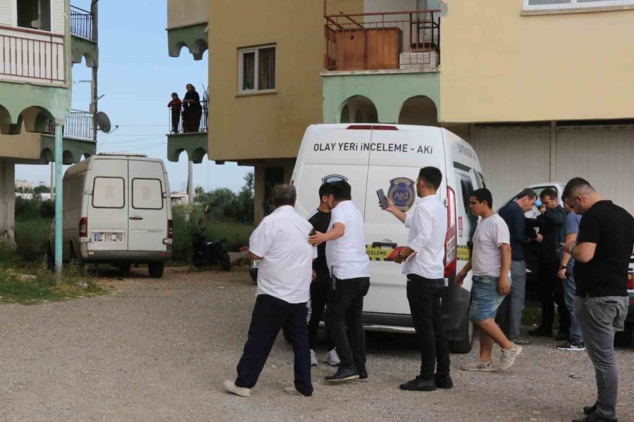 Tartıştığı Eşini Bıçaklayarak Öldürüp Yakınlarını Aradı