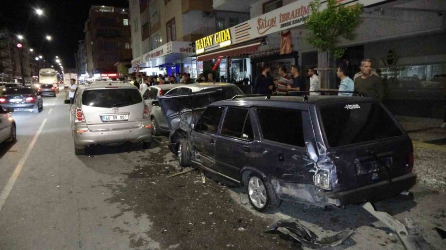 Zincirleme Kaza Sonrası Kendilerini Sokağa Atıp Sinema İzler Gibi İzlediler