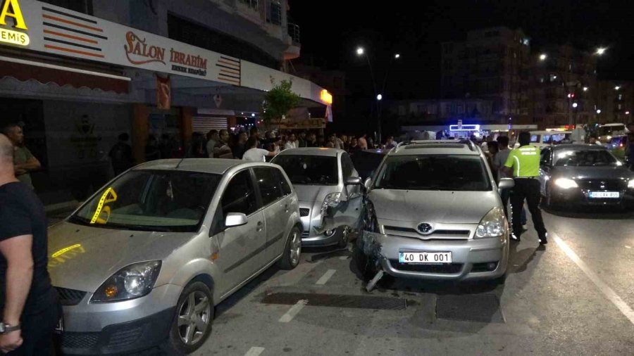 Zincirleme Kaza Sonrası Kendilerini Sokağa Atıp Sinema İzler Gibi İzlediler