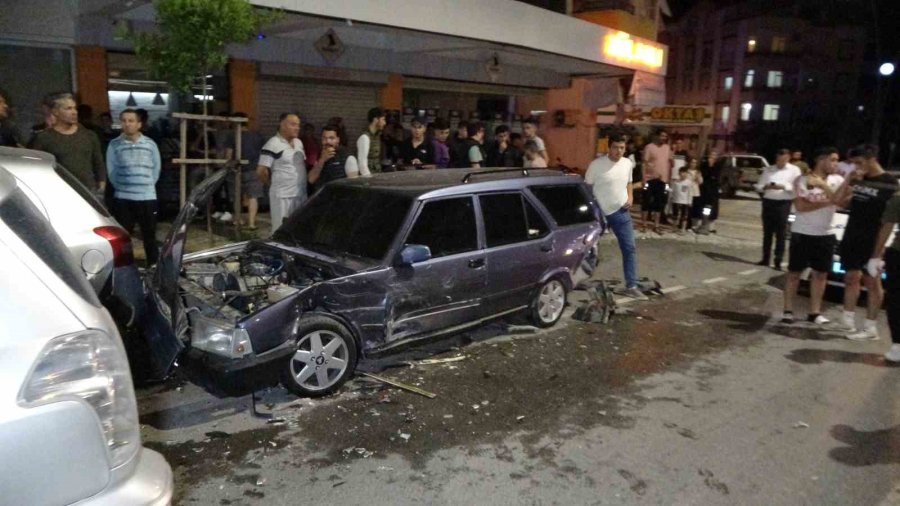 Zincirleme Kaza Sonrası Kendilerini Sokağa Atıp Sinema İzler Gibi İzlediler