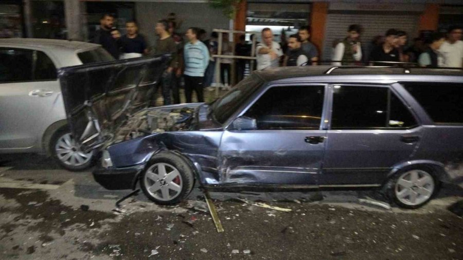 Zincirleme Kaza Sonrası Kendilerini Sokağa Atıp Sinema İzler Gibi İzlediler