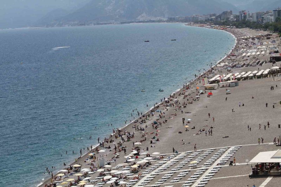 Doğu’da Karla Mücadele, Antalya’da İse Deniz Keyfi