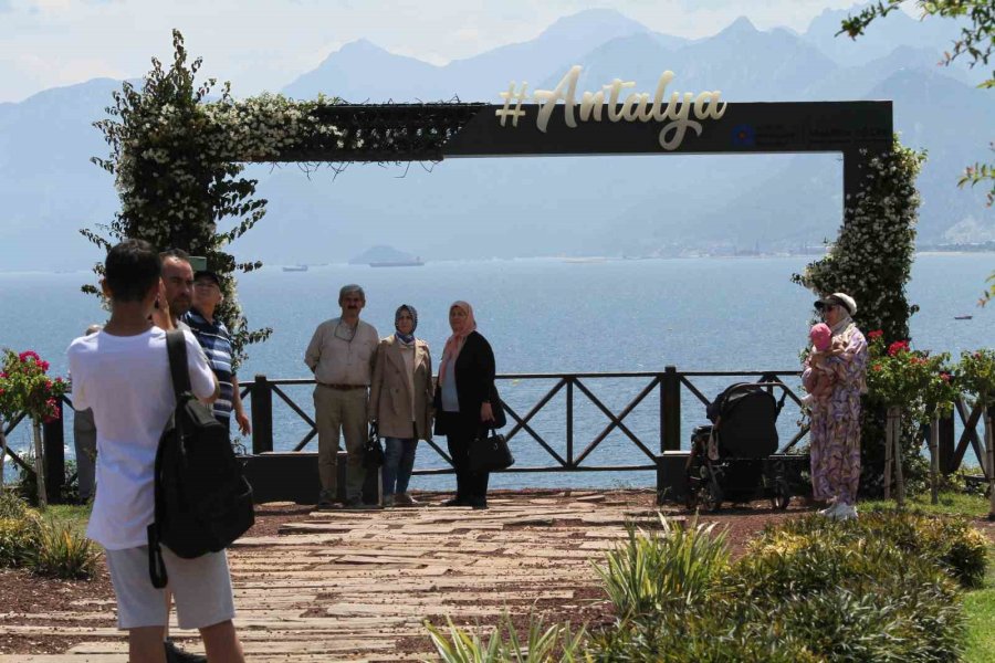 Doğu’da Karla Mücadele, Antalya’da İse Deniz Keyfi