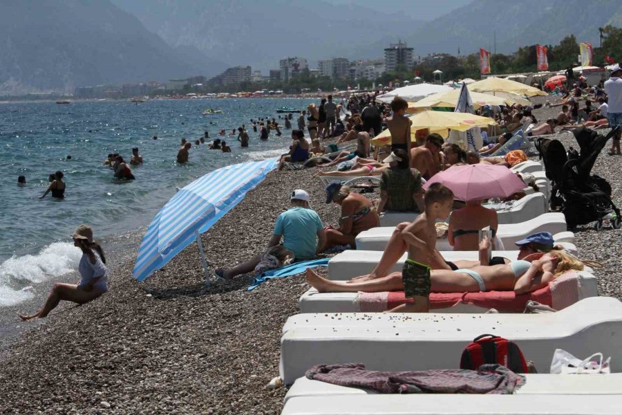 Doğu’da Karla Mücadele, Antalya’da İse Deniz Keyfi