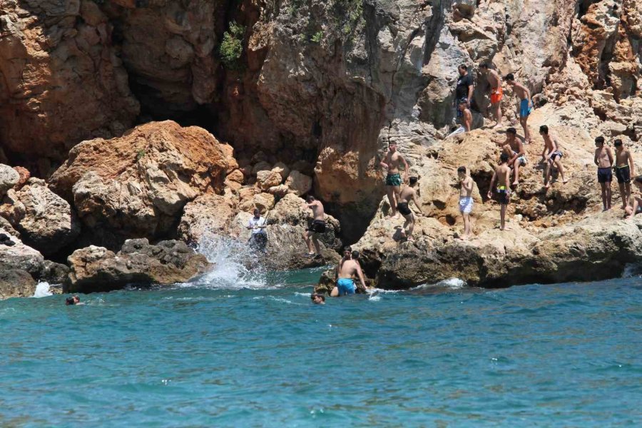 Doğu’da Karla Mücadele, Antalya’da İse Deniz Keyfi