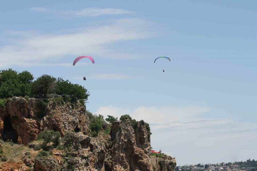 Doğu’da Karla Mücadele, Antalya’da İse Deniz Keyfi