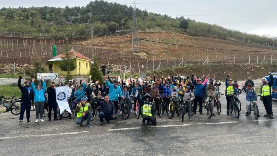 Gençler, Genç Kalmak İçin Yağmur Altında Pedal Çevirdi