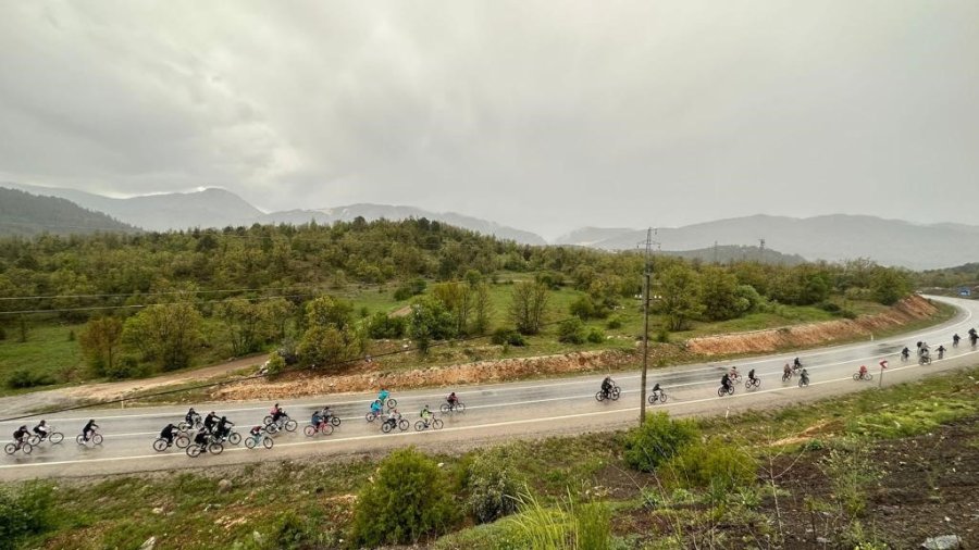 Gençler, Genç Kalmak İçin Yağmur Altında Pedal Çevirdi