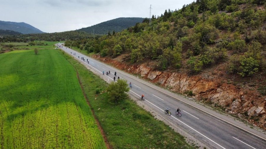 Gençler, Genç Kalmak İçin Yağmur Altında Pedal Çevirdi