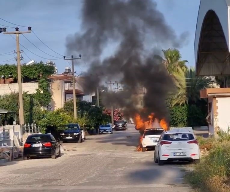 Park Halindeki Otomobilin Alev Alev Yandığı Anlar Kamerada