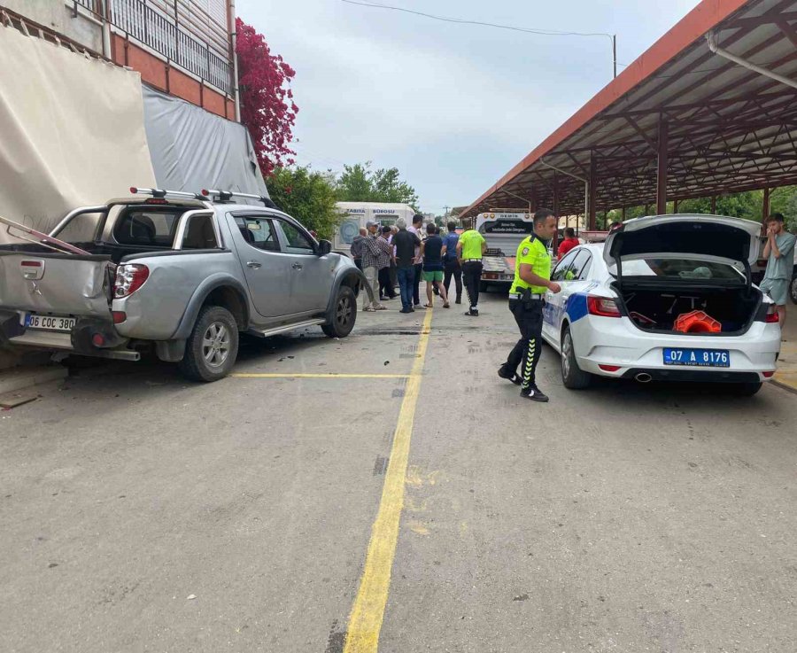 Afacanların Araba Sürme Sevdası İş Yerinin Duvarında Son Buldu