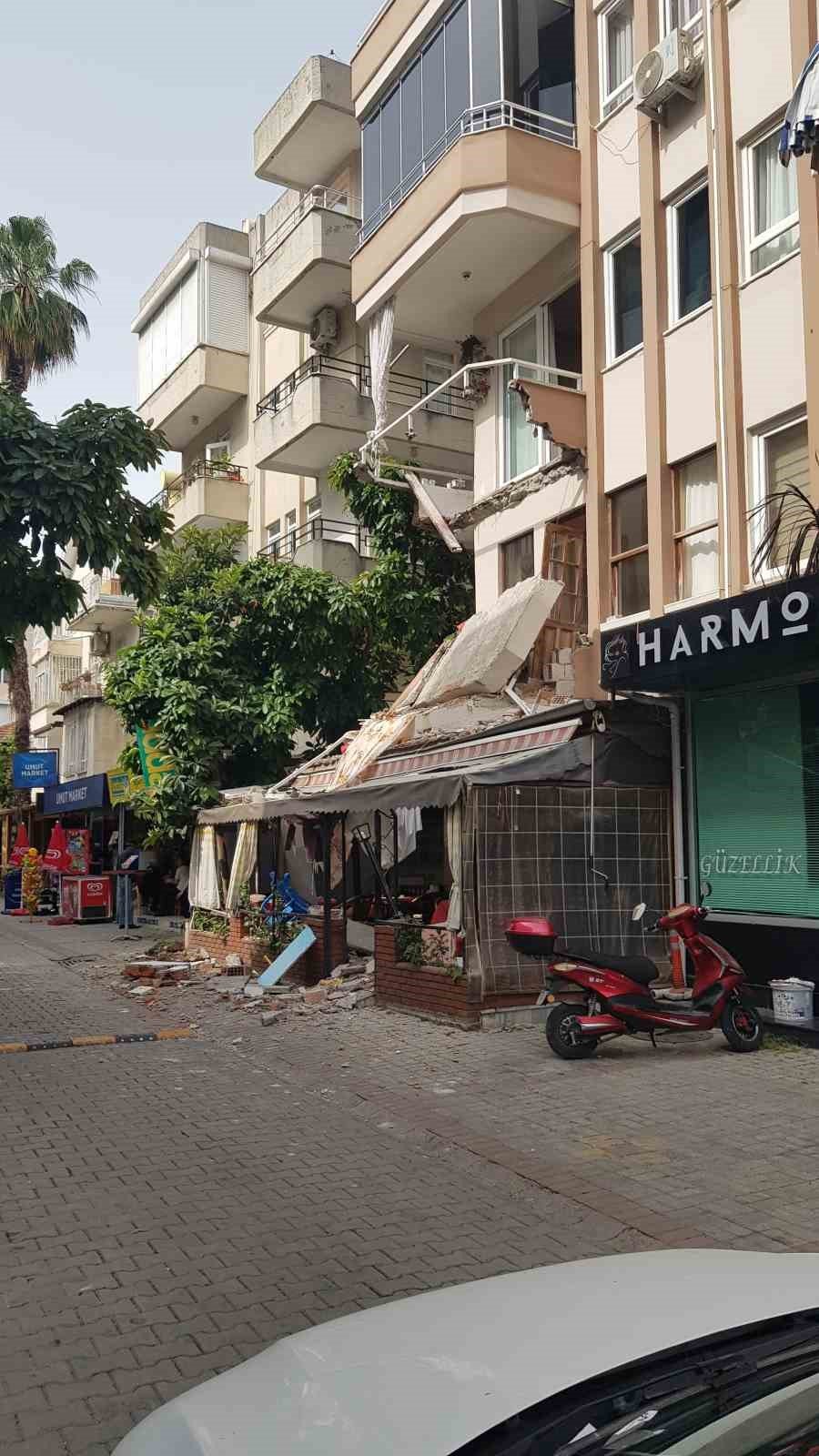 Kafeteryanın Üzerinde Bulunan Binanın Balkonu Çöktü