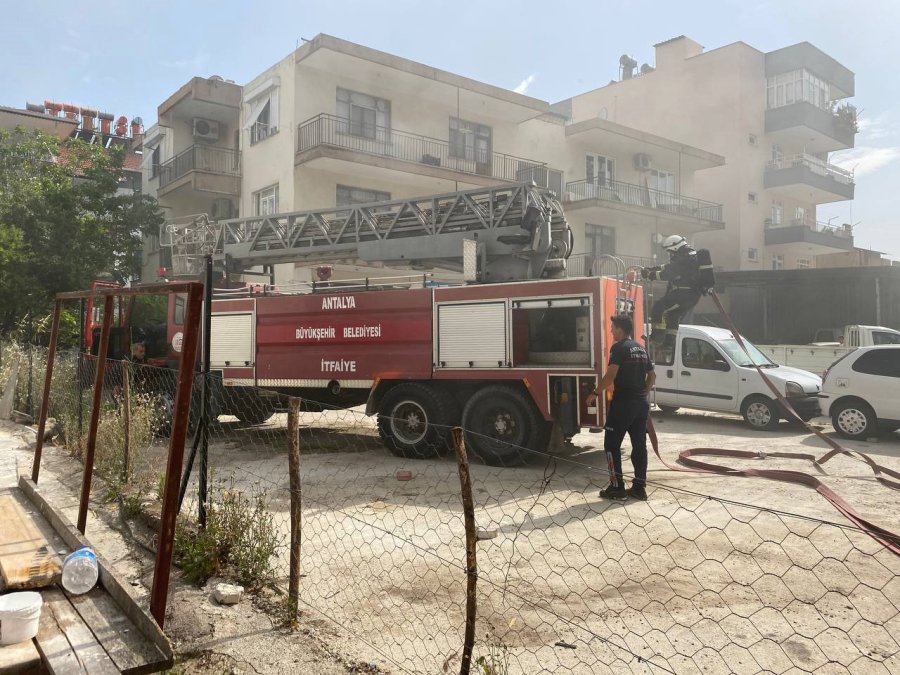 İnşaat Halindeki Emlak Ofisinden Çıkan Yangın Ekipleri Alarma Geçirdi