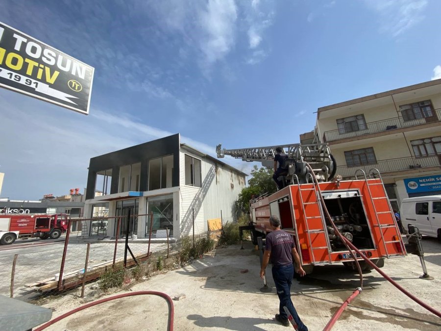 İnşaat Halindeki Emlak Ofisinden Çıkan Yangın Ekipleri Alarma Geçirdi