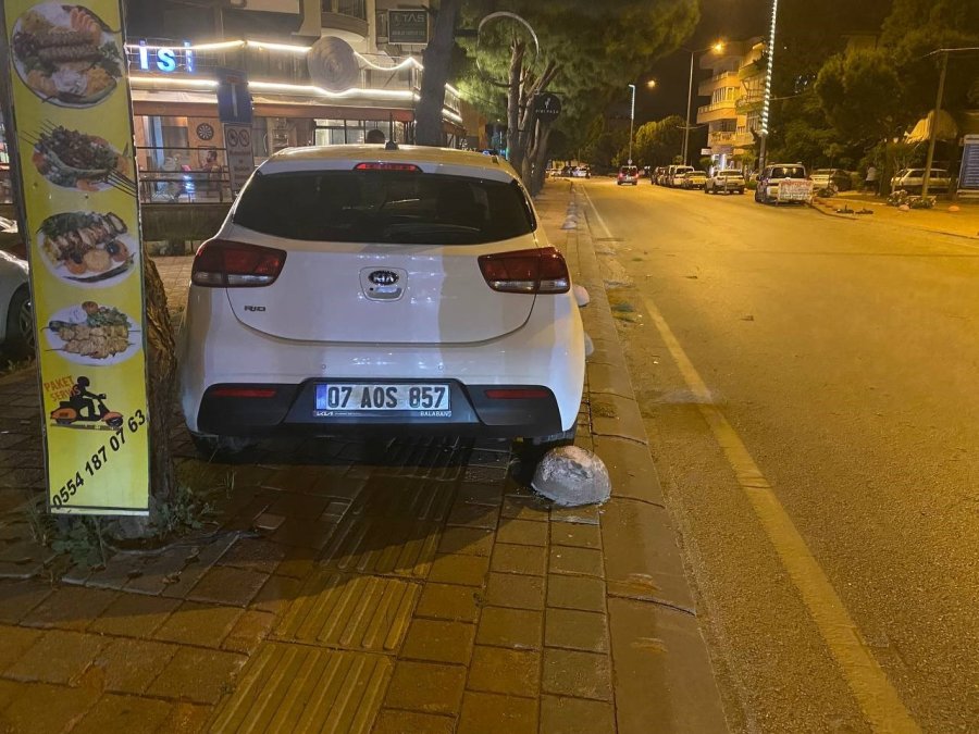 Kontrolden Çıkan Otomobil Yol Kenarındaki Ağaca Çarparak Durabildi