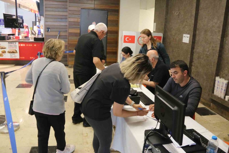 Antalya’da Tatilciler İkinci Turda Sandığa Akın Etti