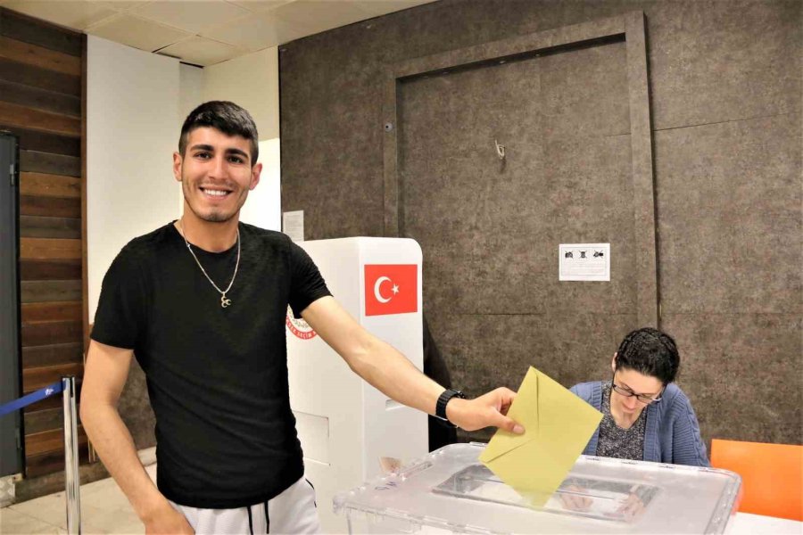 Antalya’da Tatilciler İkinci Turda Sandığa Akın Etti