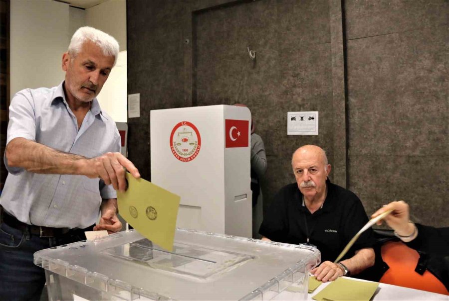 Antalya’da Tatilciler İkinci Turda Sandığa Akın Etti