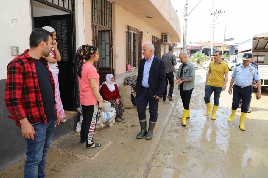 Akdeniz Belediyesi, Yağıştan Etkilenen Vatandaşlara Yardım Etti