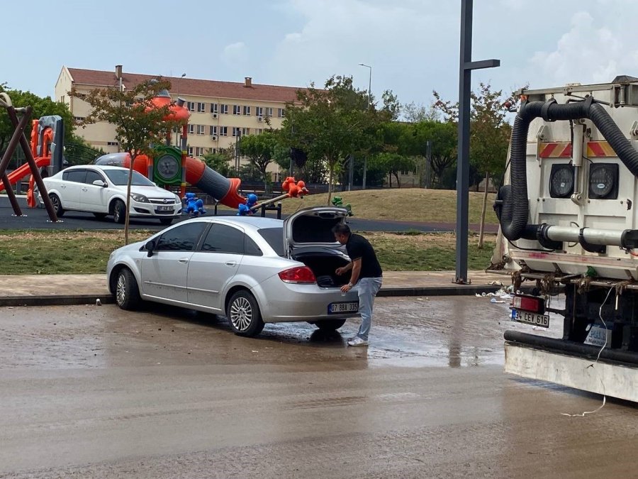 Antalya’da 15 Dakikalık Yağmur Hayatı Felç Etti, Bir Saatte Hayat Normale Döndü