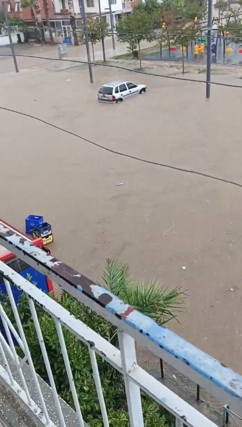 Antalya’da 15 Dakikalık Yağmur Hayatı Felç Etti, Bir Saatte Hayat Normale Döndü