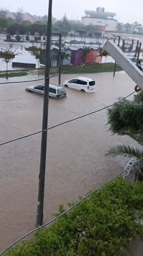 Antalya’da 15 Dakikalık Yağmur Hayatı Felç Etti, Bir Saatte Hayat Normale Döndü