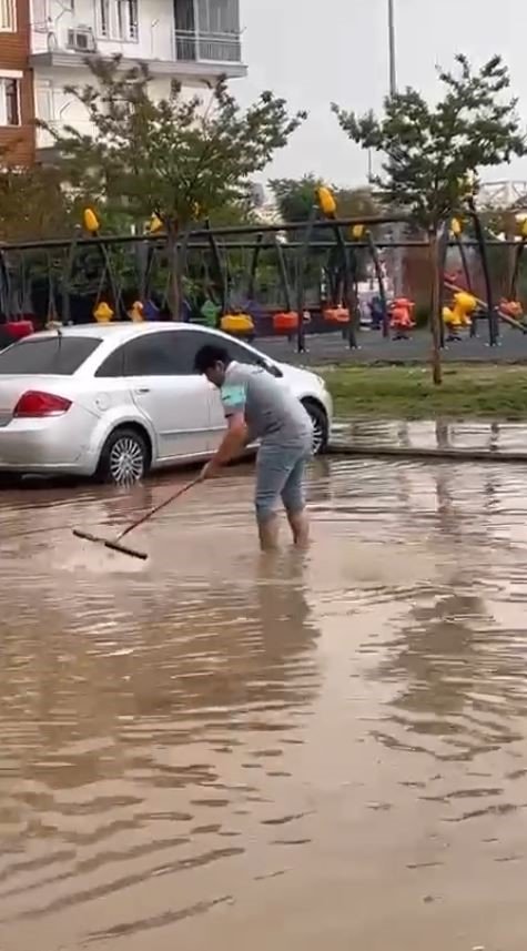 Antalya’da 15 Dakikalık Yağmur Hayatı Felç Etti, Bir Saatte Hayat Normale Döndü