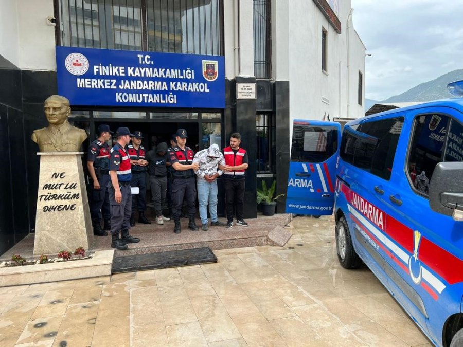 Finike’de Hapis Cezasıyla Aranan 2 Firari Yakalanarak Cezaevine Teslim Edildi