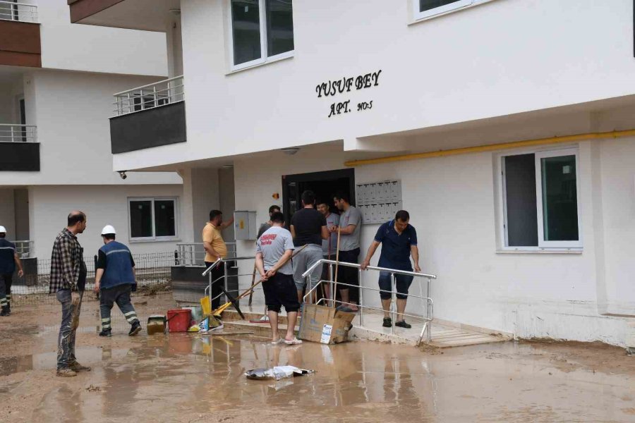 Tarsus’ta Yağış Tahribata Yol Açtı