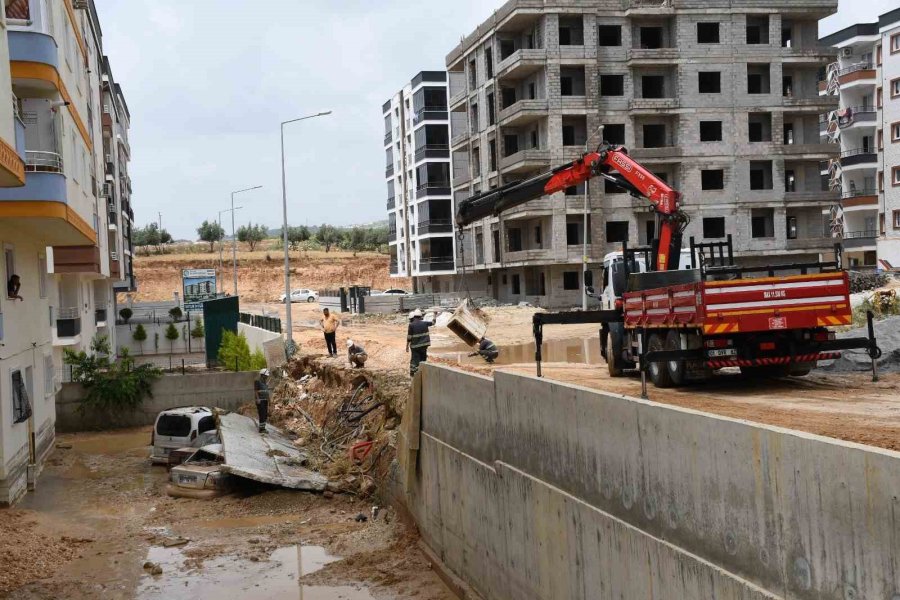 Tarsus’ta Yağış Tahribata Yol Açtı