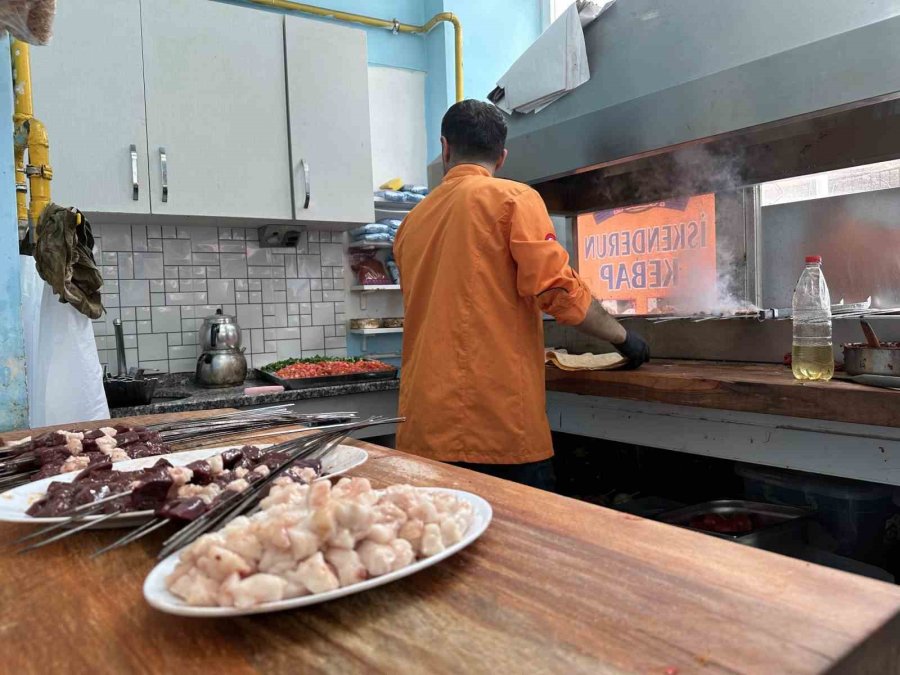 Depremin Yıktığı Hatay’dan Eskişehir’e Gelen Kebapçı Siparişlere Yetişemiyor