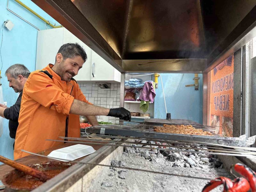 Depremin Yıktığı Hatay’dan Eskişehir’e Gelen Kebapçı Siparişlere Yetişemiyor