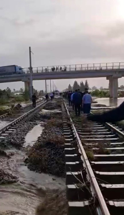 Mersin’de Yağışlar Tren Seferlerini De Durdurdu