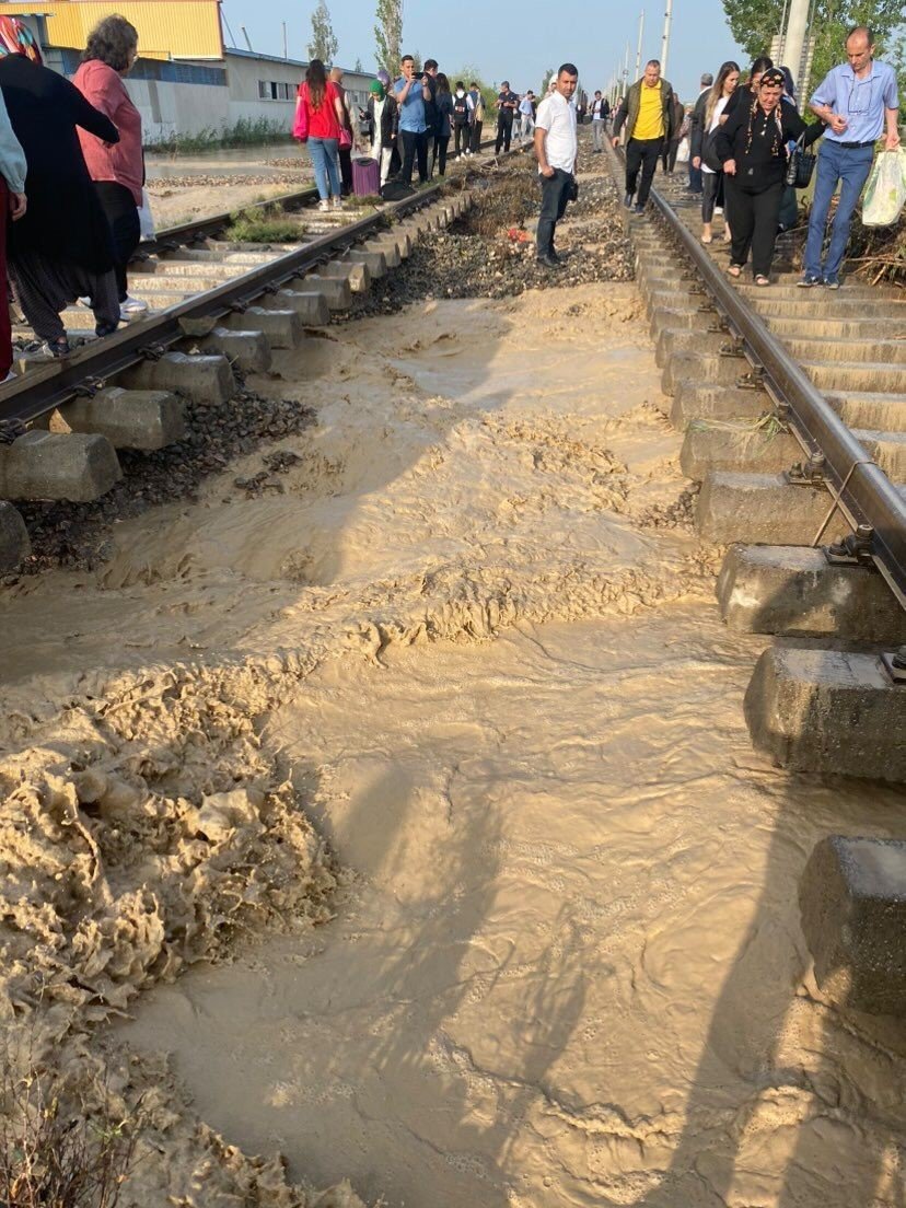 Sağanak Yağış Mersin’de Hayatı Olumsuz Etkiledi