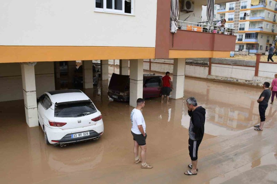 Tarsus’ta Yağış Tahribata Yol Açtı