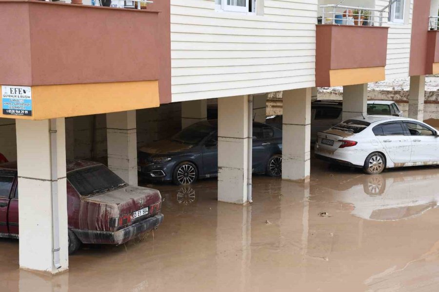 Tarsus’ta Yağış Tahribata Yol Açtı